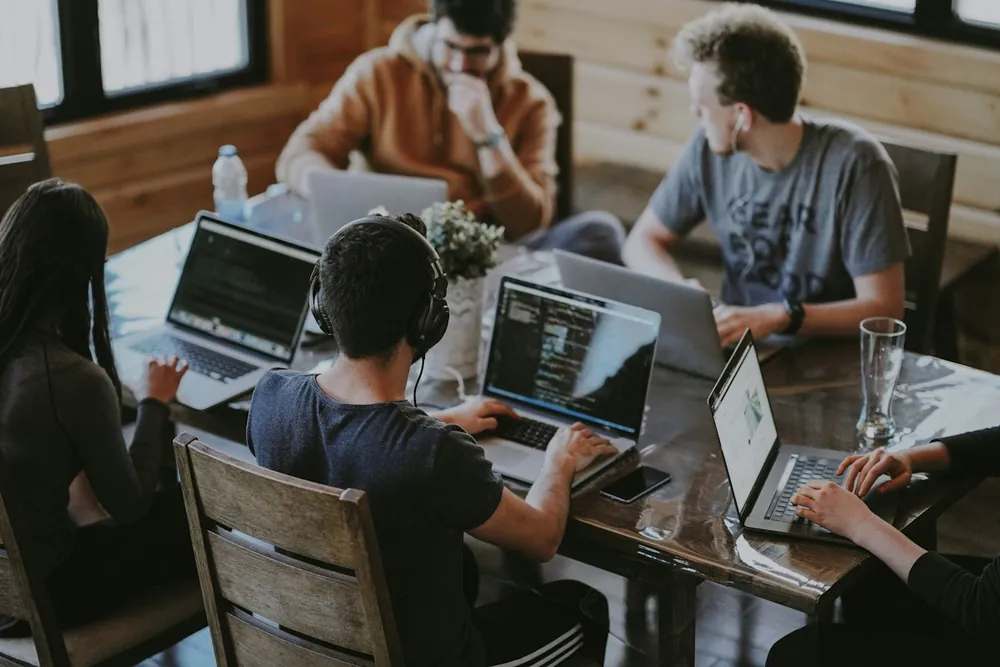 Equipo comercial trabajando conjuntamente en una reunión