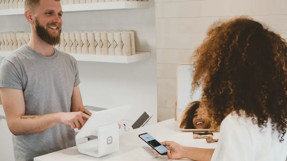Ejecutiva comercial conversando con un cliente durante una llamada